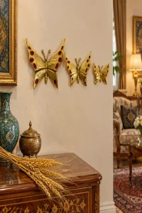 دکوری برنزی نقش زیبایی روی دیوار